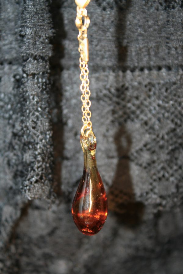 Pendentif goutte ambre